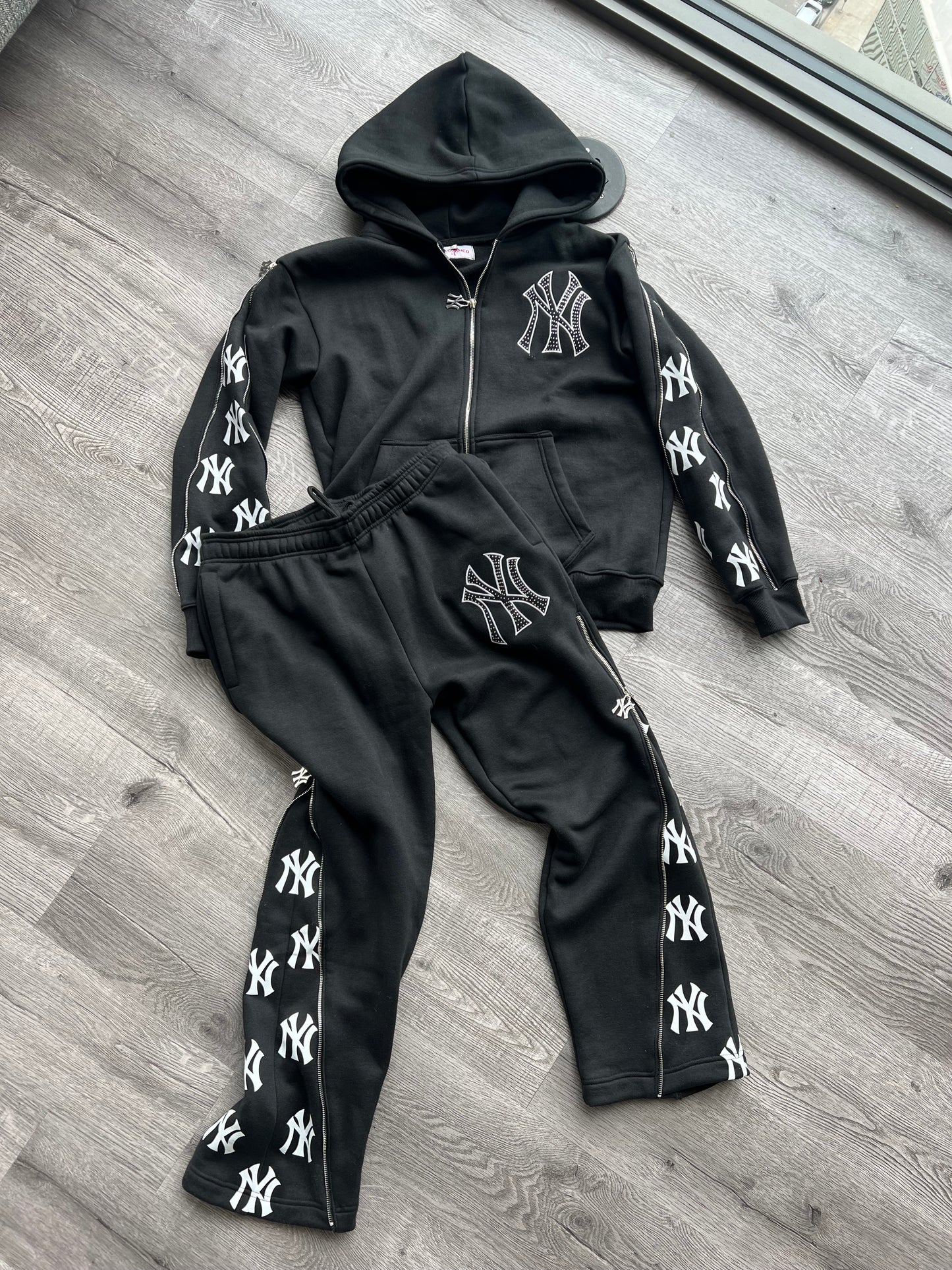 NY MAHEIM SWEATSUIT